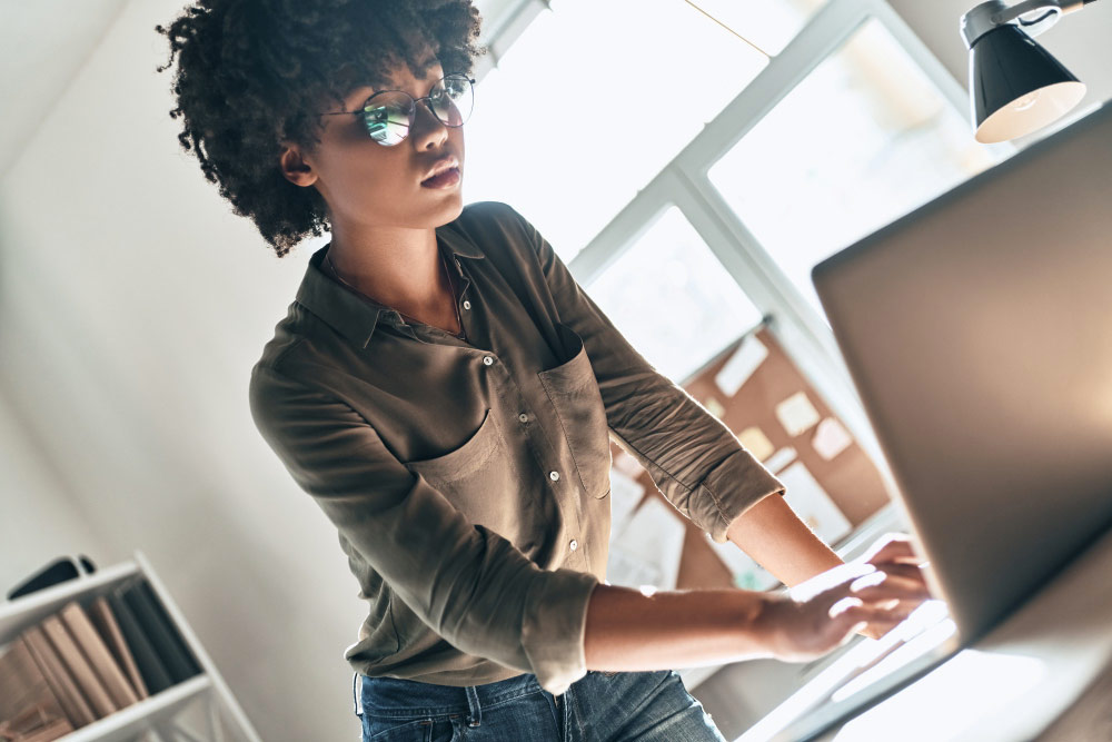 webdesigner-freelance-devant-son-ordinateur présence en ligne